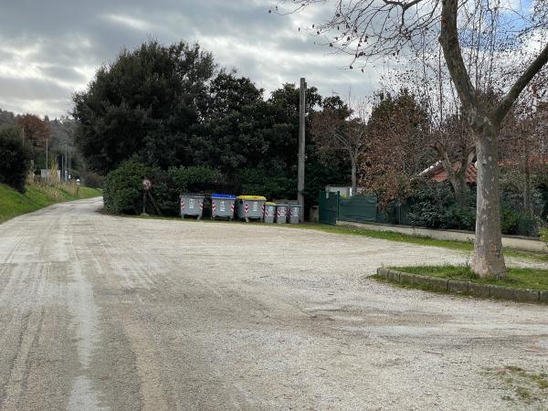 Parking secondaire à l'entrée de Torricella, près d'un restaurant. Section non asphaltée de la piste cyclable à gauche.